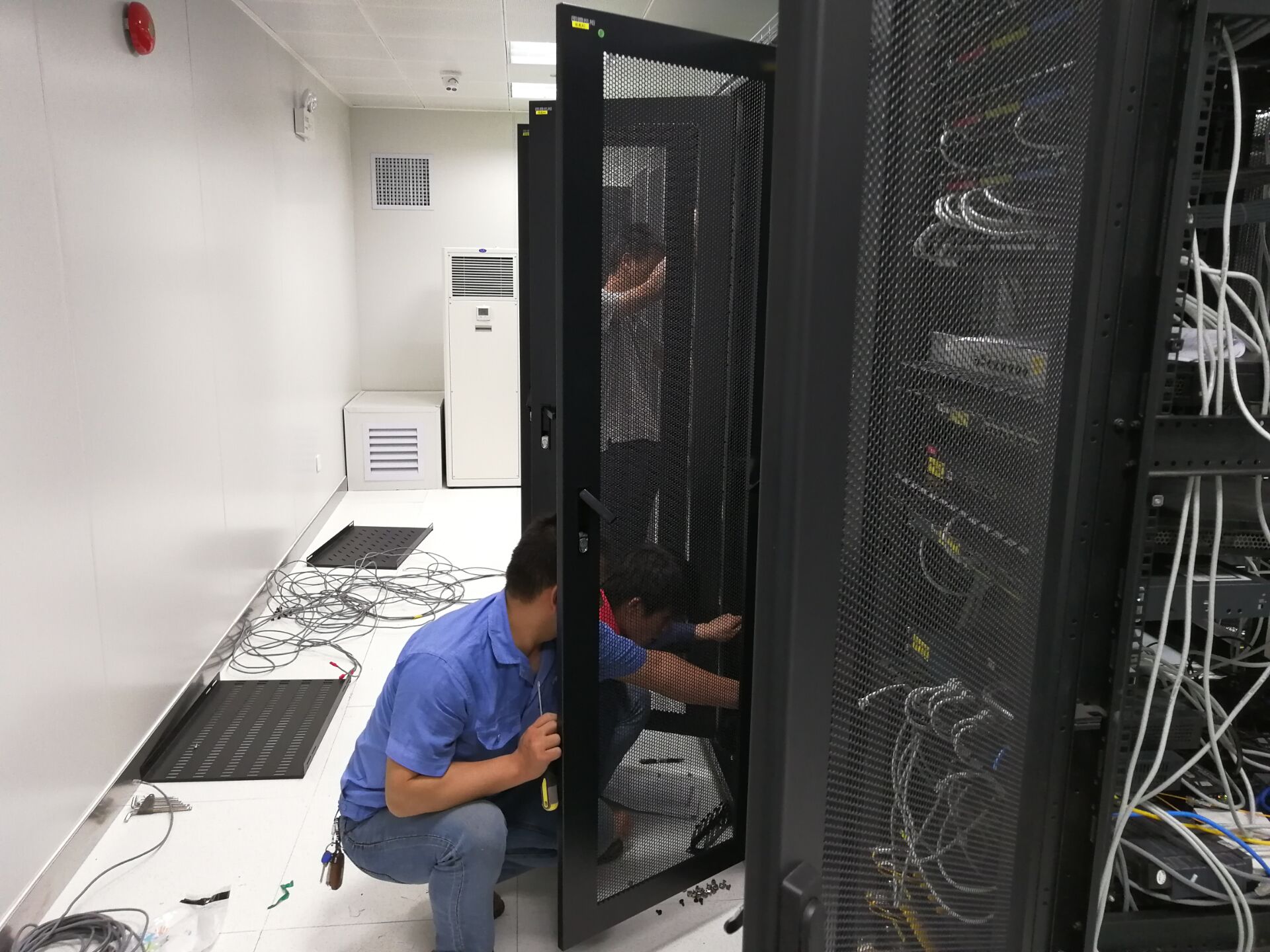 我校順利完成中心機(jī)房搬遷工作 信息系統(tǒng)運(yùn)行維護(hù)服務(wù)平穩(wěn)過渡